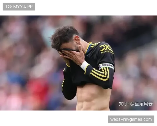 老特拉福德球迷提前离场,曼联主场溃败敲警钟 老特拉福德球迷提前离场,曼联主场溃败敲警钟