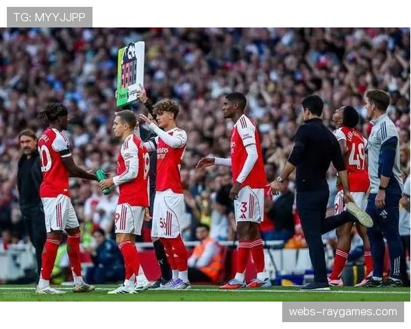 半场：阿森纳2-0热刺，埃泽梅开二度范德芬乌龙送礼