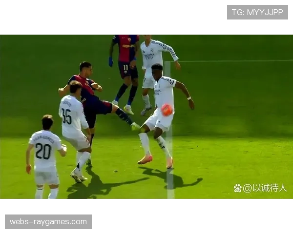 争议瞬间:VAR长时间介入判定马奎尔手球,曼联被判点球 争议瞬间:VAR长时间介入判定马奎尔手球,曼联被判点球