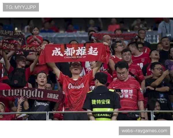 特写：VAR屏幕前，成都蓉城主教练的紧张一刻